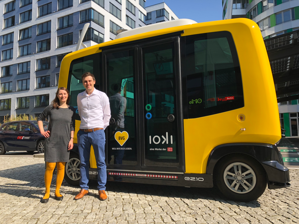 Johanna und Alexander und der autonome Kleinbus Emily