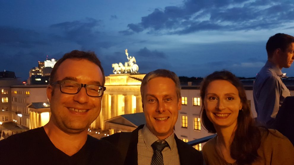 Gruppenphoto auf dem Balkon des Allianzforums